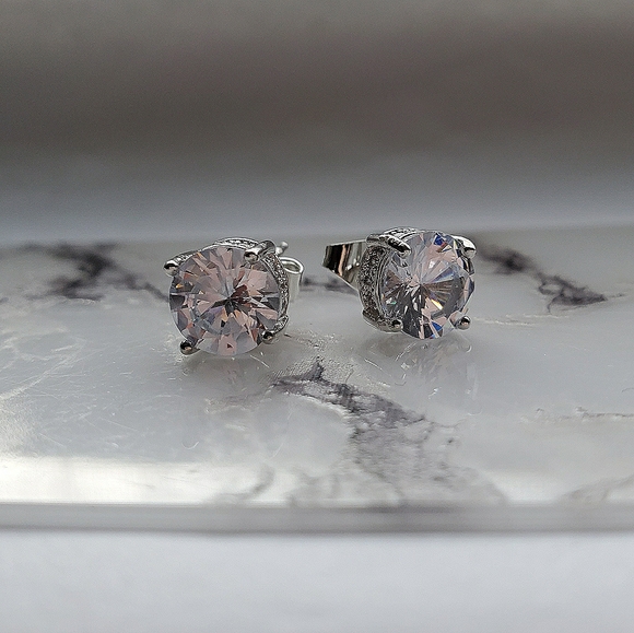 New Elegant Round Cut White Sapphire Stud Earrings - Picture 4 of 7